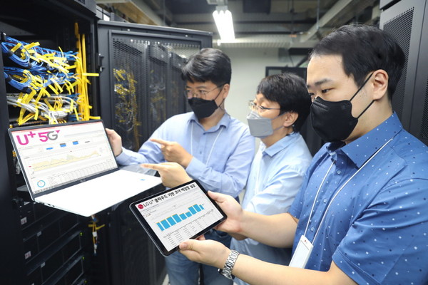 LG유플러스 직원들이 5G UPF 장비를 살펴보고 있다. [사진=LG유플러스]