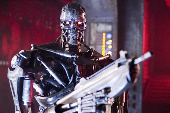 로봇 군단 스카이넷의 T-800. 금속으로 된 내골격을 가지고 있지만 인간의 피부와 유사한 생체 조직을 갖고 있는 로봇. 