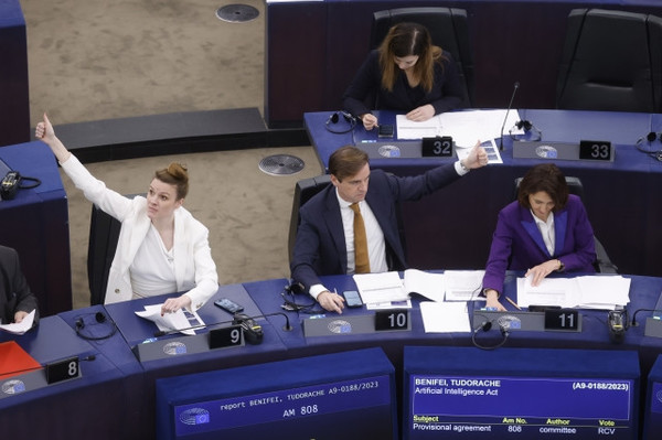 유럽연합(EU) 의회 의원들이 지난 13일(현지시간) 프랑스 스트라스부르에서 열린 본회의에서 인공지능(AI) 법안 표결에 참여하고 있다. 이 법안은 찬성 523표, 반대 46표, 기권 49표로 가결됐다.